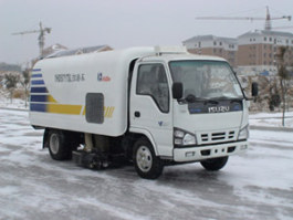 扫路车