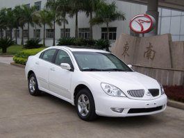 东南牌DN7243L型轿车