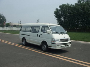 金龙5.3米10-14座轻型客车(XMQ6530E63)