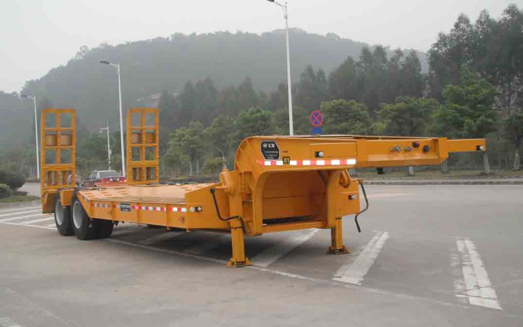 汇联11米28吨低平板半挂车(HLC9350TDP)