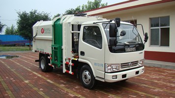 自装卸式垃圾车图片