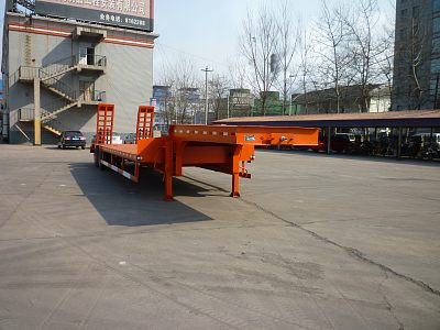 齐安13米27吨低平板运输半挂车(TZX9350TDP)