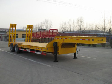 昊统10.6米27.5吨低平板运输半挂车(LWG9350TDP)