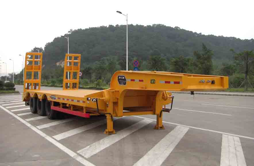 汇联11米29吨低平板半挂车(HLC9390TDP)