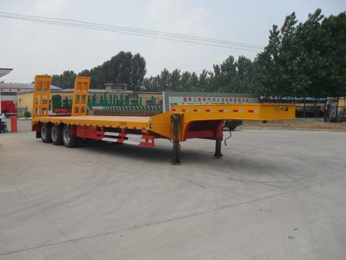 昊统13米31.5吨低平板运输半挂车(LWG9400TDP)