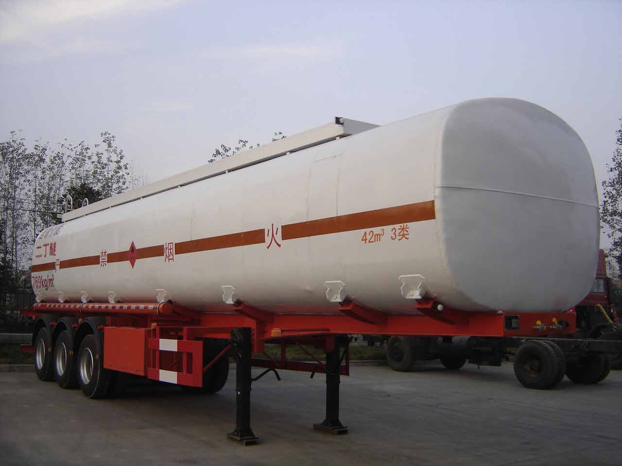 兴扬11.2米31吨易燃液体罐式运输半挂车(XYZ9403GRY)