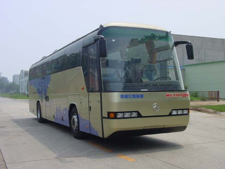 北方12米24-55座豪华旅游客车(BFC6120-2DBA)