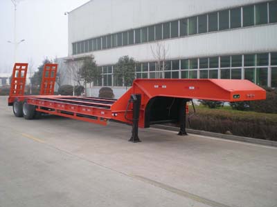 青特11.7米26吨低平板半挂车(QDT9330TDP)