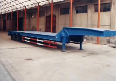 东堡12.2米30吨低平板半挂车(LY9402TDP)