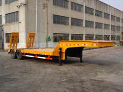 东堡13.8米30吨低平板半挂车(LY9408TDP)