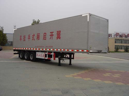 梁山东岳13米22吨翼开启式厢式运输半挂车(CSQ9320XXYK)