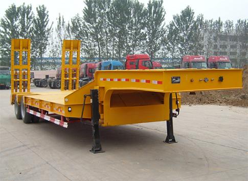 杨嘉10.6米28.5吨低平板半挂车(LHL9352TDP)