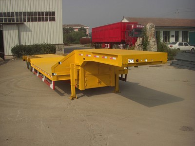 福运祥13米32.7吨低平板运输半挂车(JJT9402TDP)