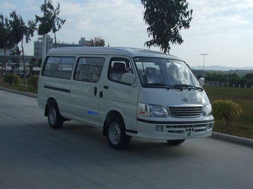 金龙5.3米10-14座轻型客车(XMQ6530E53)