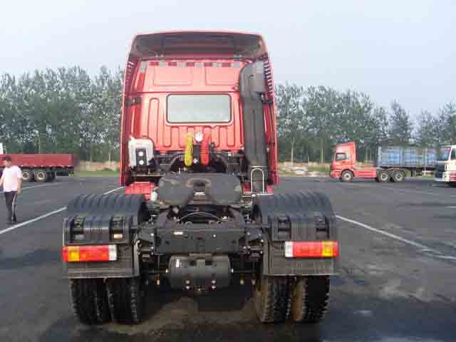 BJ4183SLFJA-S8 欧曼集装箱半挂牵引车图片