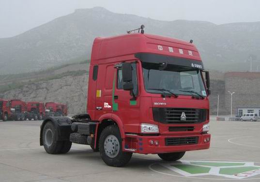 ZZ4187N3517D1Z 豪泺集装箱半挂牵引车图片