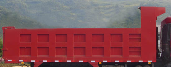 YXG3250B1 神河241马力前四后四(小三轴)柴油6.2米国三自卸汽车图片