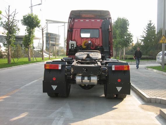 BJ4253SNFJB-XB 欧曼半挂牵引车图片