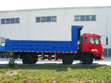 HFC3250KR1Z3 江淮220马力前四后四(小三轴)柴油6.5米国四自卸汽车图片