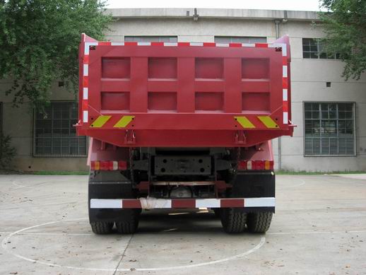 ZZ3317N4267P1L 豪泺379马力前四后八LNG8米国四自卸汽车图片