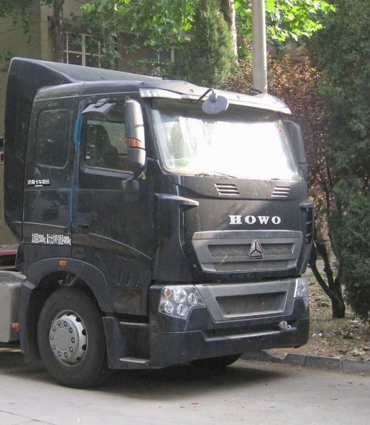 ZZ4257V25CHD1H 豪泺牵引汽车图片