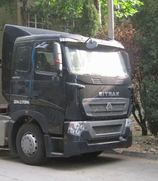 ZZ4257N323HD1 汕德卡牵引汽车图片
