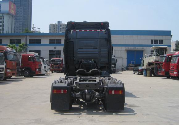 ZZ4256N324HD1H 汕德卡牵引汽车图片