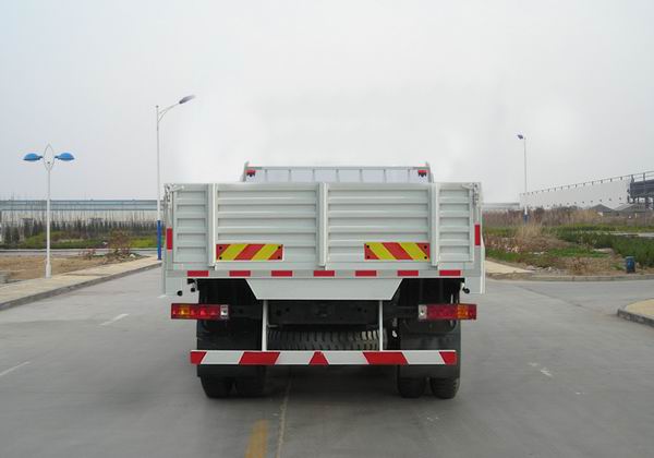 ZZ1167H501GD1 豪泺205马力单桥柴油6.9米国四载货汽车图片