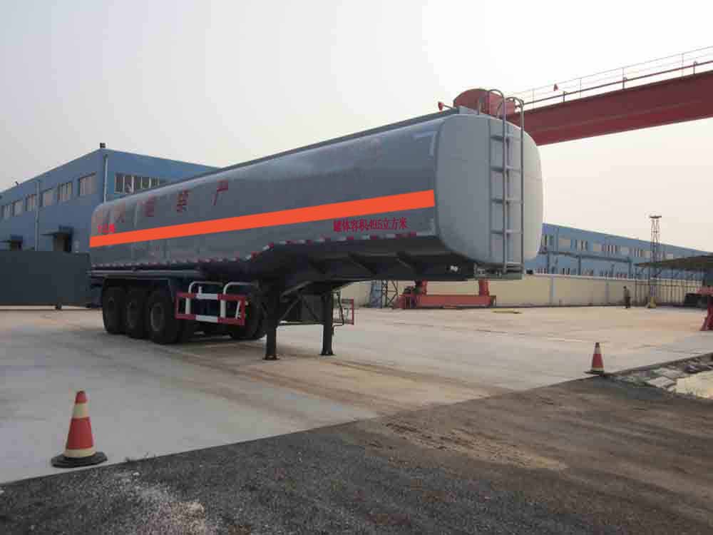 荣沃13米30.3吨化工液体运输半挂车(QW9401GHY)