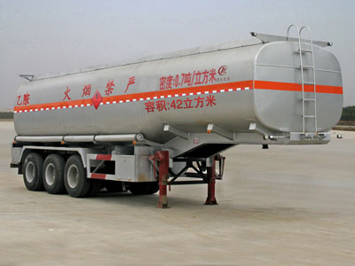 程力威11米28吨易燃液体罐式运输半挂车(CLW9403GRY)