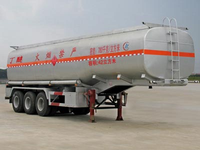 程力威10.5米33.5吨易燃液体罐式运输半挂车(CLW9404GRY)
