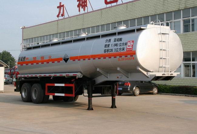 醒狮8.8米27吨腐蚀性物品罐式运输半挂车(SLS9340GFW)