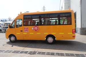 小学生专用校车图片