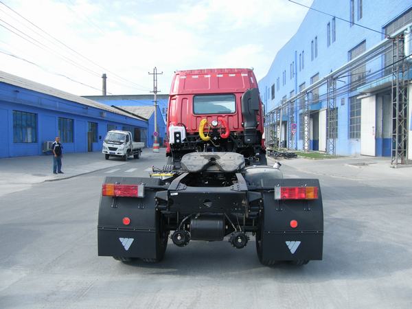 BJ4258SNFKB-11 欧曼381马力前四后四(小三轴)柴油国三半挂牵引车图片