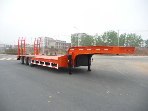 特运13米32吨3轴低平板半挂车(DTA9400TDP)