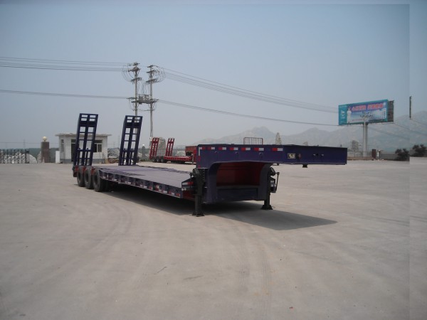 顺运13米28.5吨3轴低平板运输半挂车(HYY9370TDP)