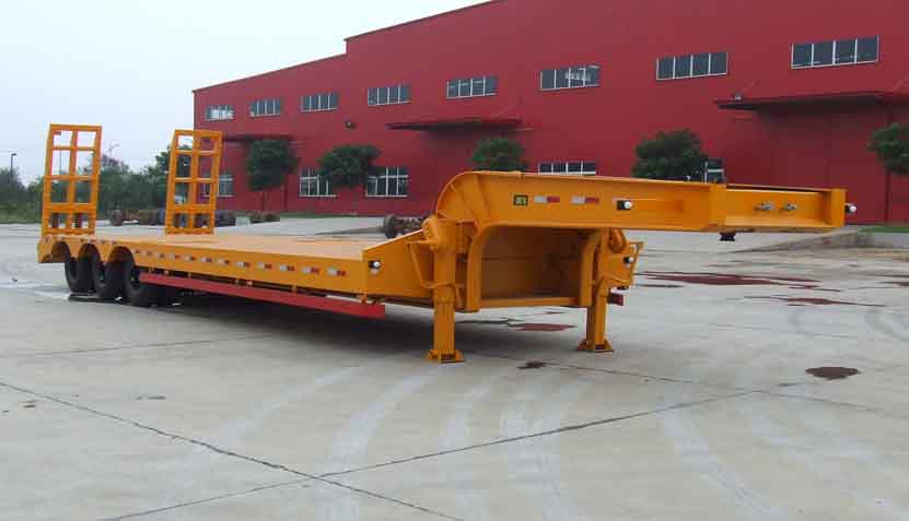 圣龙13米24吨3轴低平板半挂车(ZXG9330TDPB)
