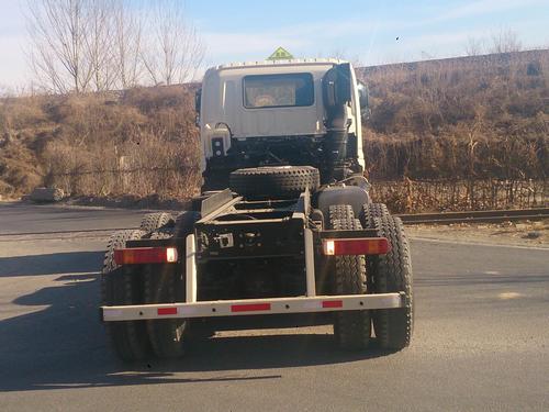 BJ5253GYY-XD 欧曼310马力后双桥,后八轮柴油国四运油车底盘图片