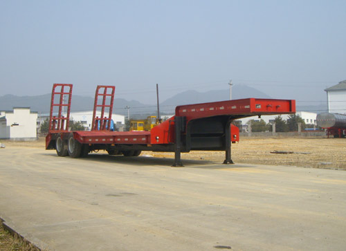 中商汽车11.3米27吨2轴低平板半挂车(ZZS9352TDP)