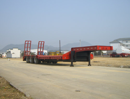 中商汽车13米31吨3轴低平板半挂车(ZZS9403TDP)