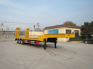 亚中车辆13米31吨3轴低平板半挂车(WPZ9400TDP)