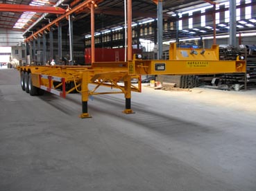 常春宇创12.5米30.5吨3轴集装箱运输半挂车(FCC9372TJZ)