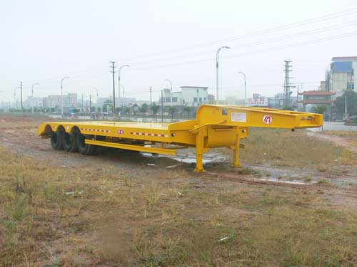 明威13米30.2吨3轴低平板半挂车(NHG9402TD)