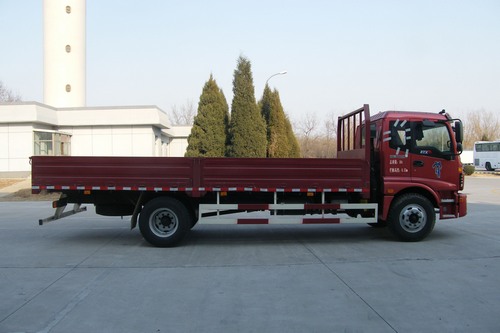 BJ1163VKPGG-XA 欧曼190马力单桥柴油6.8米国四载货汽车图片