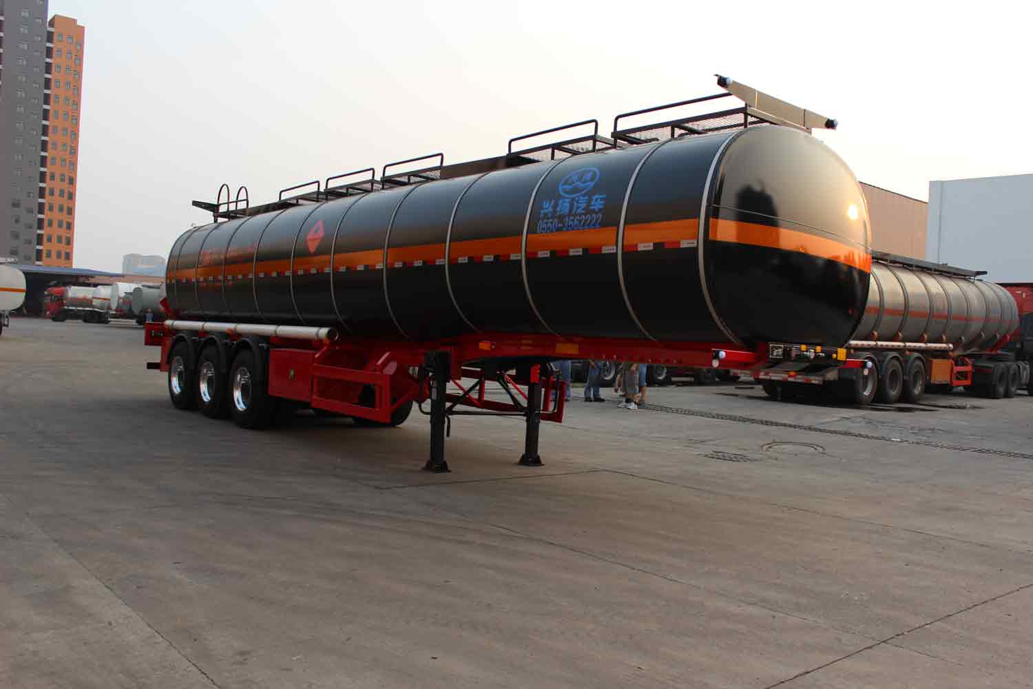 兴扬12.4米30吨3轴易燃液体罐式运输半挂车(XYZ9407GRYF)