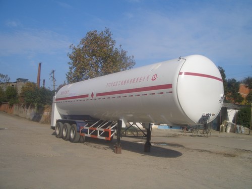 三机13米20.2吨3轴低温液体运输半挂车(JSJ9400GDY)