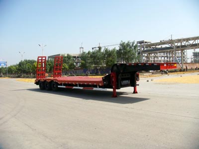 华骏13米31.3吨3轴低平板半挂车(ZCZ9400TDPHJA)