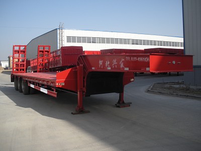 可利尔13米30.3吨3轴低平板半挂车(HZY9402TDP)