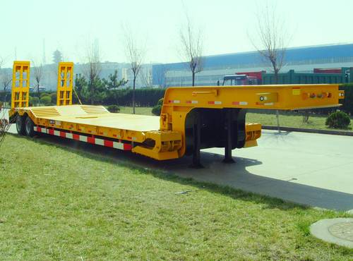 中集14.5米25吨4轴低平板半挂车(ZJV9401TDPQD)
