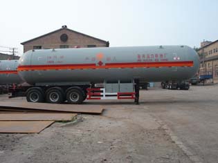 鲁征12.8米23.6吨3轴液化气体运输半挂车(ZBR9404GYQ)